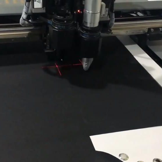 Single layer fabric circular knife high-speed cutting video